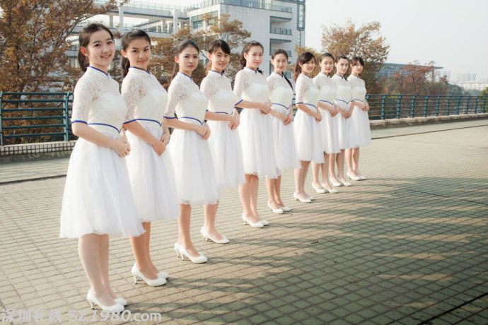 最近，浙江大學(xué)禮儀隊一張照片在微博上轉(zhuǎn)得很火，10位女生穿著白色鑲藍(lán)邊的禮服，站成一排，雙手疊放在身前，笑得很燦爛。