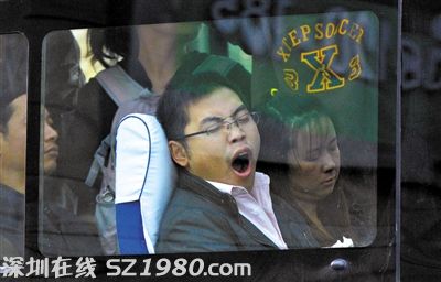 由于出門太早，車上的乘客一臉倦容。