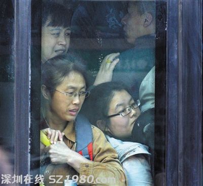 一名門口的乘客被擠在人群中無法動(dòng)彈。