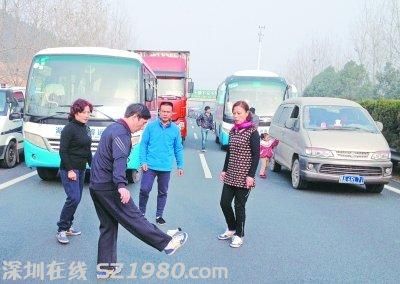 高速堵車大媽踢毽