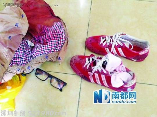 <p>    光明新區(qū)高級中學(xué)一名女高中生被男同學(xué)持刀割傷頸部，該女同學(xué)的衣服均染有斑斑血跡。 南都記者 王子榮 攝</p>