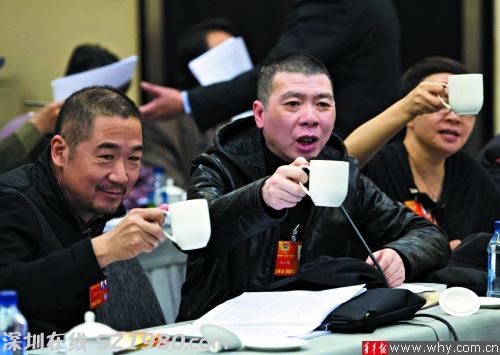 馮小剛與小伙伴張國立春晚出盡風(fēng)頭也受夠公眾的口水。
