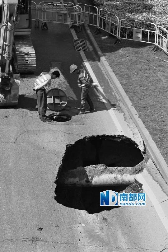 <a href=http://www.huhuzc.cn/shenzhen/ target=_blank class=infotextkey>深圳</a>又地陷 一輛的士陷入五人受傷