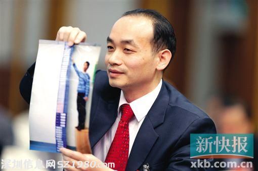 <a href=http://www.huhuzc.cn/shenzhen/ target=_blank class=infotextkey>深圳</a>一社區(qū)年考評(píng)臺(tái)賬3.4米 高過(guò)姚明