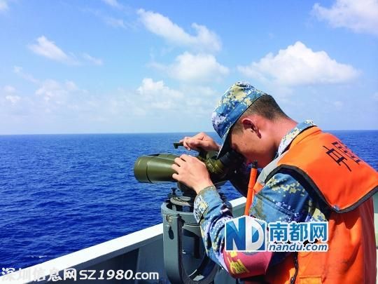 <p>    3月12日，井岡山艦上的搜救人員正在執(zhí)行搜救任務(wù)。參加馬航失聯(lián)飛機(jī)搜救的中國(guó)艦船達(dá)到8艘，搜索范圍向泰國(guó)灣西北方向轉(zhuǎn)移，面積擴(kuò)大至5000平方海里，約合17000平方公里。 新華社發(fā)</p>