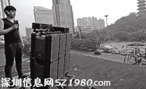 調(diào)音師正在調(diào)試遠(yuǎn)程音響。