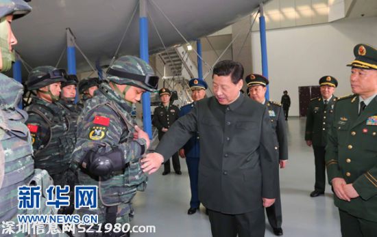  4月9日，中共中央總書記、國家主席、中央軍委主席習(xí)近平視察中國人民武裝警察部隊特種警察學(xué)院并為 獵鷹突擊隊 授旗。這是習(xí)近平同特戰(zhàn)隊員親切交談，詳細(xì)詢問他們的教學(xué)訓(xùn)練和生活情況。新華社記者 李剛 攝