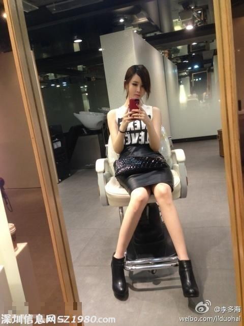韓國女星李多海近日出演新劇，宣傳照及微博自拍讓人發(fā)現(xiàn)又 變臉 了！李多海曾大方承認(rèn)整容，稱自己以前是胖臉?，F(xiàn)在的李多海臉更小更尖，被疑再整容 回春 。