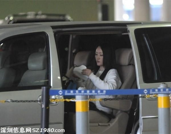 楊鈺瑩現(xiàn)身機(jī)場(chǎng)2.jpg