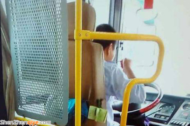 東莞公交司機(jī)邊開車邊吃飯 雙手離開方向盤