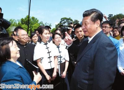 ▲習(xí)近平在校園觀看北大師生紀(jì)念五四運(yùn)動(dòng)95周年青春詩會(huì)時(shí)同朗誦者親切交談。 新華社發(fā)