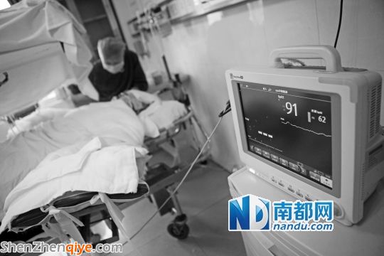 <p>    燒成重傷的蒙小姐躺在重癥病房?jī)?nèi)。</p>