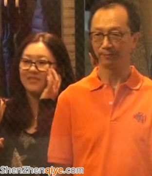 伏明霞與大26歲富豪老公梁錦松購物 似計(jì)劃遠(yuǎn)行