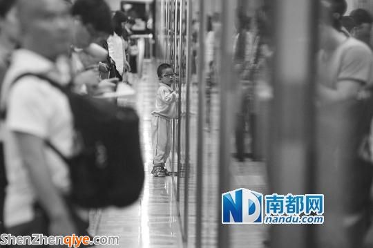 <a href=http://www.huhuzc.cn/shenzhen/ target=_blank class=infotextkey>深圳</a>地鐵乘客移動(dòng)電源爆炸 發(fā)生恐慌踩踏