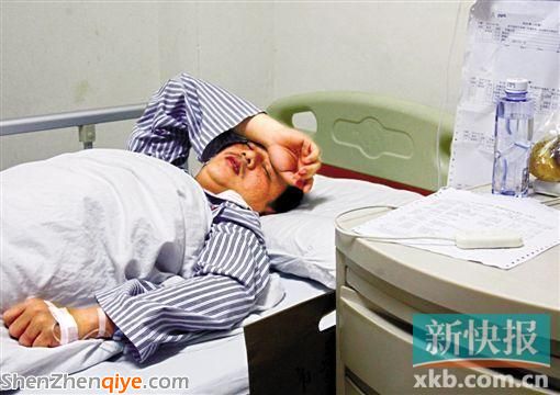 廣州兩車碰撞 保時(shí)捷下來男子打人兼襲警