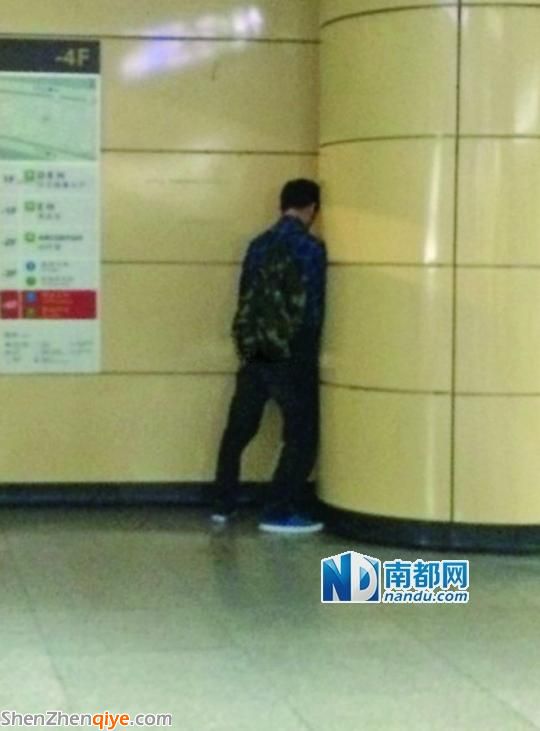 男子在<a href=http://www.huhuzc.cn/shenzhen/ target=_blank class=infotextkey>深圳</a>一地鐵站內(nèi)當(dāng)中便溺被吐槽(圖)