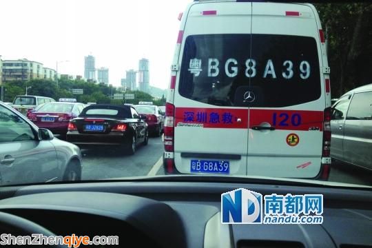 <a href=http://www.huhuzc.cn/shenzhen/ target=_blank class=infotextkey>深圳</a>9輛車不避讓救護車 被扣3分罰300元