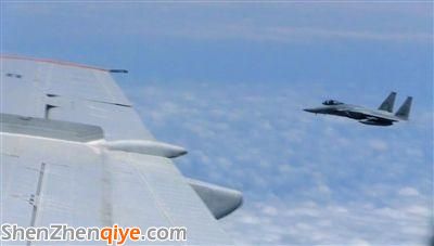 國防部網(wǎng)站12日公布的視頻截圖，日本F-15軍機(jī)從中國圖-154機(jī)頭方向危險切入，兩者最近距離約30米左右。