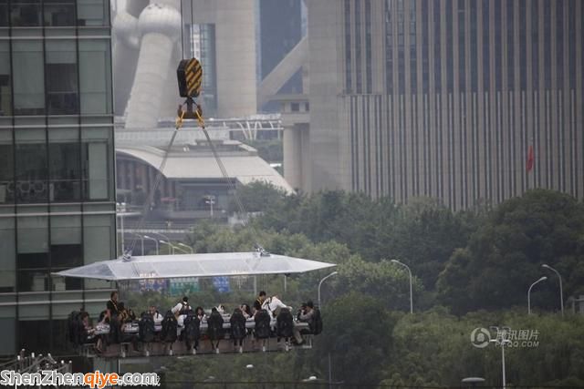 上?，F(xiàn) 空中餐廳  吊車(chē)牽引懸空50米就餐