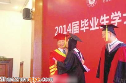 成都大學畢業(yè)生親吻校長。 