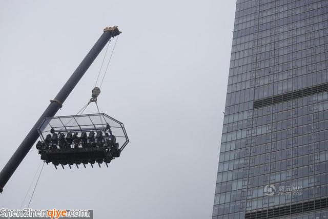 上?，F(xiàn) 空中餐廳  吊車(chē)牽引懸空50米就餐