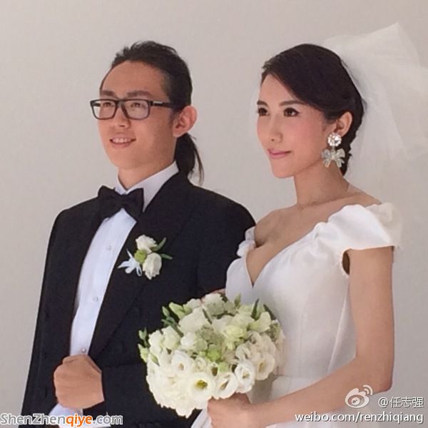 6月28日，據(jù)任志強(qiáng)微博發(fā)布的圖片顯示，潘石屹兒子潘瑞于今日舉行婚禮，新娘美艷動(dòng)人。圖片來(lái)源：任志強(qiáng)微博