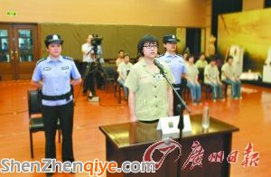 吳英以一頭短發(fā)、戴著眼鏡的形象出現(xiàn)在庭審現(xiàn)場。 新華社 發(fā)