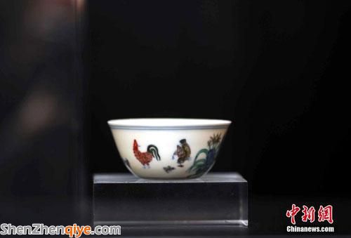 3月12日，玫茵堂珍藏明成化斗彩雞缸杯在記者會(huì)展示。中新社發(fā)譚達(dá)明攝