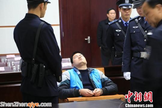 2014年2月17日，法院一審宣判胡平死刑后，他閉上眼睛仰面朝天　鐘欣　攝