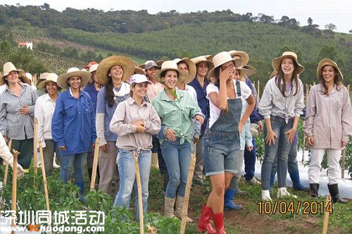 人民網(wǎng)8月28訊 據(jù)《每日郵報(bào)》報(bào)道，在巴西東南部有一個名符其實(shí)的 女兒國 ，這個小鎮(zhèn)上居住著超過600名女性，而她們絕大多數(shù)年齡都在20到35歲之間。