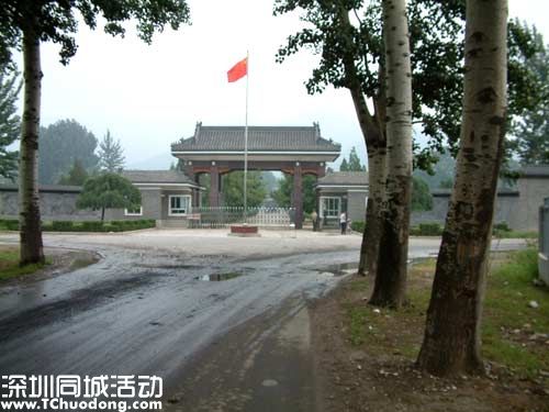 如今，秦城監(jiān)獄的在押者包括中國落馬政客當(dāng)中的各位名人：薄熙來和他的前公安局長王立軍、前鐵道部長劉志軍，以及前公安部副部長李紀(jì)周。這還不包括在習(xí)近平任期內(nèi)受到調(diào)查的官員。圖為秦城監(jiān)獄外景。