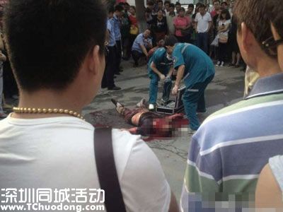 河南一男子疑妻出軌當(dāng)街砍人 現(xiàn)場血腥妻子嚇傻