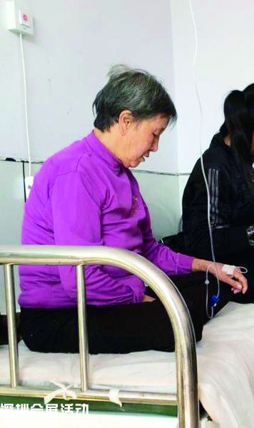 高玉倫母親在醫(yī)院里，下午她將出院回家