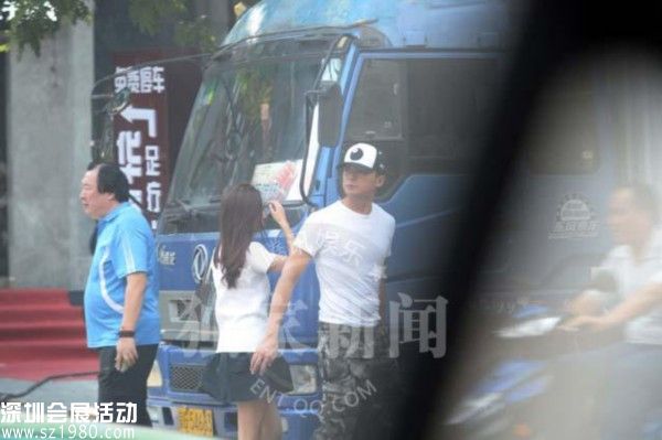 隨后二人索性一路手牽著手來到了停車場。女士長發(fā)飄飄、清純可愛，與湯女神完全不是一個 款 的，單從長相來說，大眼睛、高鼻梁，倒是與熊黛林有幾分相像。