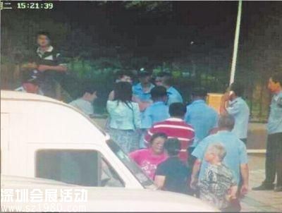民警趕到現(xiàn)場時，師徒兩人正在糾纏。視頻截圖