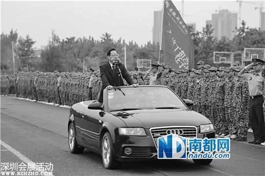 校長乘敞篷車閱兵照片被刪 回應(yīng):網(wǎng)友太當(dāng)回事