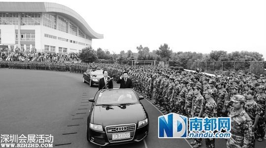 校長乘敞篷車閱兵照片被刪 回應(yīng):網(wǎng)友太當(dāng)回事