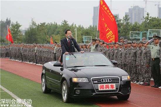 院長石秀和在閱兵車檢閱整裝待發(fā)的新生們。