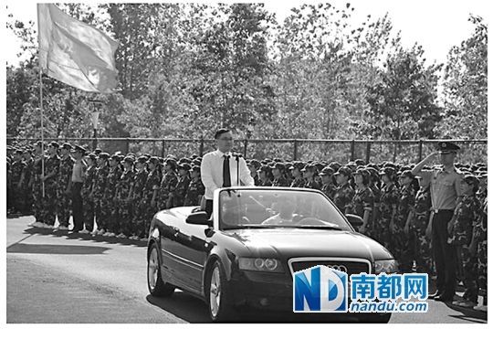 校長乘敞篷車閱兵照片被刪 回應(yīng):網(wǎng)友太當(dāng)回事