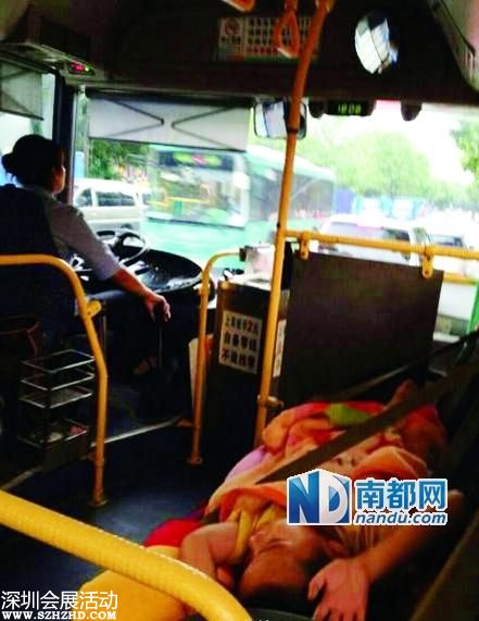 <a href=http://www.sz1980.com/shenzhen/ target=_blank class=infotextkey><a href=http://www.huhuzc.cn/shenzhen/ target=_blank class=infotextkey>深圳</a></a>公交女司機邊開車邊帶娃 娃橫睡車座位