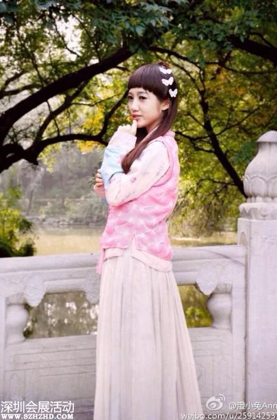 亮眼的古裝扮相，清秀的臉龐，北大小師妹非常符合師妹氣質(zhì)