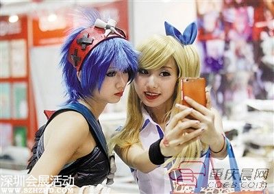 兩個COSPLAY扮演者玩自拍。 重慶晨報記者 高科 攝
