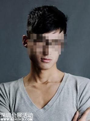 這是男模的最后身影，因?yàn)樗S后就被身旁的男子下藥性侵。今年2月，他和 男模之狼 杜男相約在內(nèi)地武漢一間飯店，杜嫌疑似在啤酒里摻入過(guò)量安眠藥，導(dǎo)致男模死亡。杜嫌案發(fā)后潛逃回臺(tái)，上午被移送時(shí)面對(duì)鏡頭低頭啜泣，小聲地說(shuō)出 對(duì)不起 ，甚至一度腿軟想下跪。今年43歲的他是臺(tái)日混血兒，在內(nèi)地電子公司擔(dān)任日文翻譯，私下卻自稱是廣告公司高層，專找白凈、高帥的男模外拍，祭出高額籌勞還提供住宿機(jī)票，誘騙男模上鉤再以安眠藥或FM2加入飲料迷奸，犯案地點(diǎn)遍布內(nèi)地廣東、浙江等地，受害人超過(guò)10人以上，杜則坦承犯下7案。