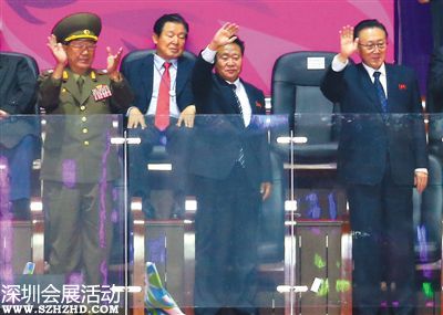 4日晚，韓國(guó)仁川，朝鮮軍政高官黃炳誓、崔龍海、金養(yǎng)健前排由左至右出席仁川亞運(yùn)會(huì)閉幕式。