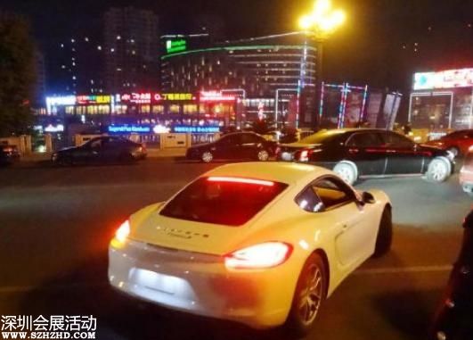 富二代開保時捷擺地攤被城管轟走：賺點油錢