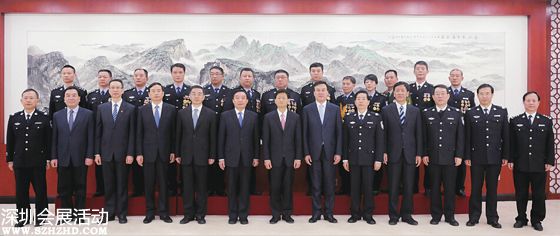 11月3日，中共中央政治局委員、中央政法委書記孟建柱在武漢親切會見第五屆 我最喜愛的人民警察 評選活動全體獲獎民警。圖為孟建柱與剛剛揭曉的第五屆 我最喜愛的人民警察 合影。