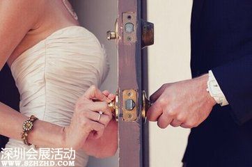 今年23歲的馮曉嵐，8月2日領(lǐng)了結(jié)婚證，下個(gè)月就要舉行婚禮，可邀請(qǐng)父母的事情，讓她和新婚丈夫犯了難。
