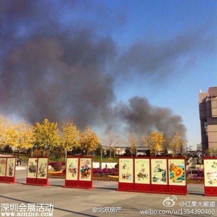 新京報快訊(記者饒沛) 今日13時03分，119指揮中心接到報警，北京西城區(qū)西長安街11號院內(nèi)起火。指揮中心立即調(diào)派3個中隊10部消防車到場處置。