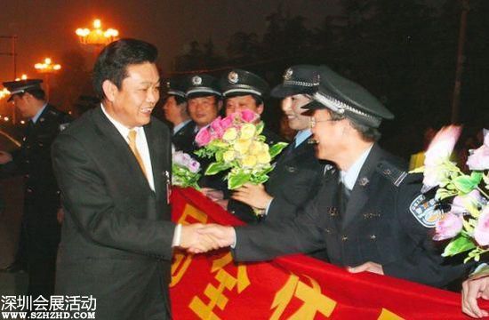 2007年10月24日下午，十七大閉幕后，李連玉24下午返抵邳州，當(dāng)?shù)仉S即舉行隆重歡迎儀式。駐軍、武警、警察、官員、護士、學(xué)生、農(nóng)民全被動員起來。數(shù)千官員及民眾夾道歡迎，有人點鞭炮、放煙花，有人舞龍舞獅，拉橫額，還有樂隊演奏。胸前戴著十七大名牌的李連玉在紅地毯上昂首闊步，向歡迎者揮手。有年輕姑娘送上鮮花，有年老農(nóng)婦送上水果，壯觀之極。