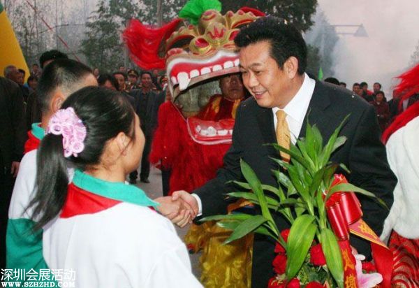 2007年10月24日下午，十七大閉幕后，李連玉24下午返抵邳州，當?shù)仉S即舉行隆重歡迎儀式。駐軍、武警、警察、官員、護士、學生、農(nóng)民全被動員起來。數(shù)千官員及民眾夾道歡迎，有人點鞭炮、放煙花，有人舞龍舞獅，拉橫額，還有樂隊演奏。胸前戴著十七大名牌的李連玉在紅地毯上昂首闊步，向歡迎者揮手。有年輕姑娘送上鮮花，有年老農(nóng)婦送上水果，壯觀之極。